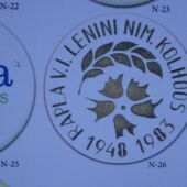 Lehekülg A. Rätsepso kataloogist "Eesti NSV kolhooside ja sovhooside märgid" (2015)