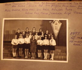 „Viimane koolikell“ – fotol Pärnu 2. Keskkooli 1975 a. 11c klass (1)