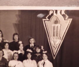 „Viimane koolikell“ – fotol Pärnu 2. Keskkooli 1975 a. 11c klass (2)
