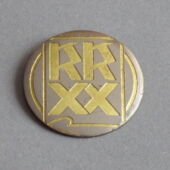 Tartu Riikliku Kunstimuuseumi kujutava kunsti kaugõppekursuste 20. aastapäeva rinnamärk