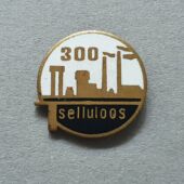 Vabriku 300. aastapäevale pühendatud rinnamärk (erakogu)