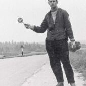 Hääletaja isevalmistatud autostopisauaga aastal 1962 (Foto, Maanteemuuseum)